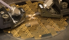 RF measurement of complete wafer to assess device performances 